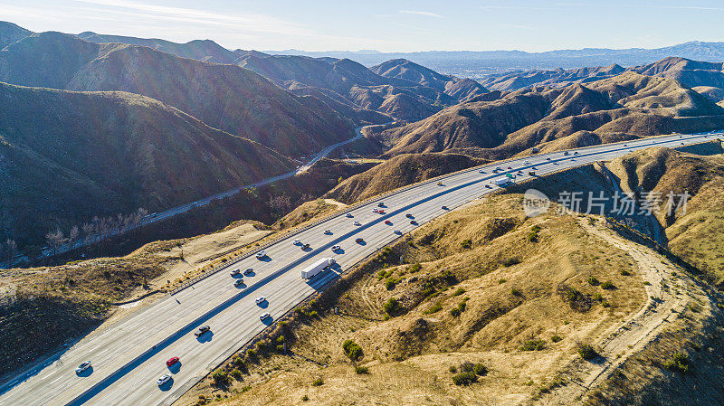 这是加州山区里罗纳德·里根高速公路(Ronald Reagan Freeway)的无人机鸟瞰图，位于洛杉矶和加拿大附近